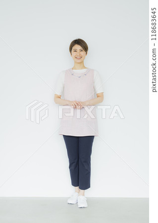 圍裙的保育員婦女 圍裙的保育員婦女 118683645