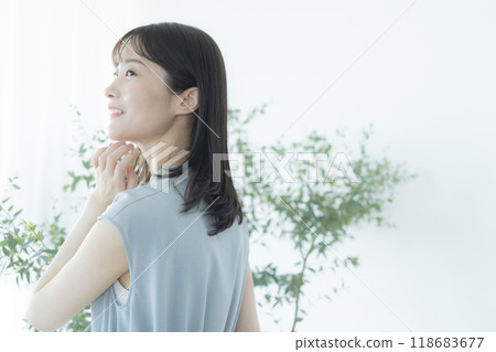 一件淺藍色禮服的年輕女子 一件淺藍色禮服的年輕女子 118683677