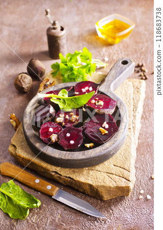Fresh sliced beetroot salad with nuts and parsley 118683738