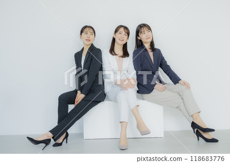 Young business woman working in the office 118683776