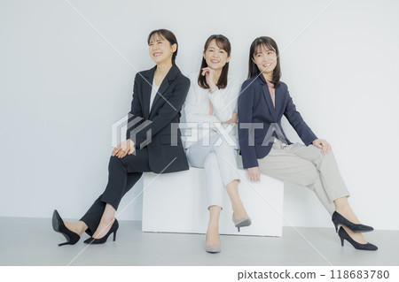 Young business woman working in the office Young business woman working in the office 118683780