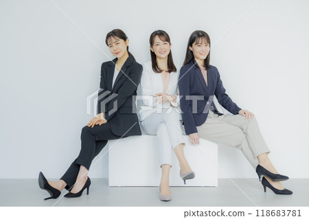 Young business woman working in the office 118683781