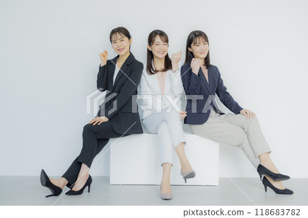 在辦公室工作的年輕女商人 在辦公室工作的年輕女商人 118683782