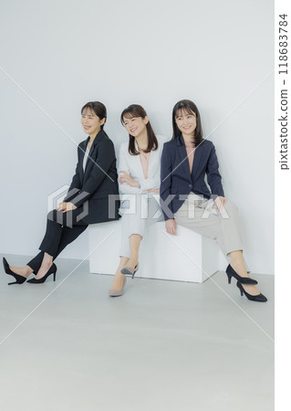 Young business woman working in the office 118683784
