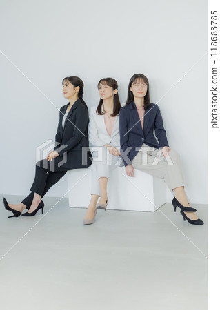 在辦公室工作的年輕女商人 在辦公室工作的年輕女商人 118683785