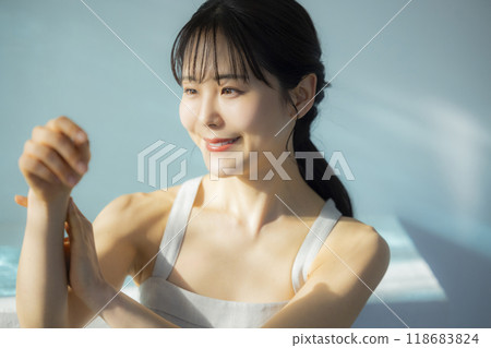 Woman taking care of her body 118683824