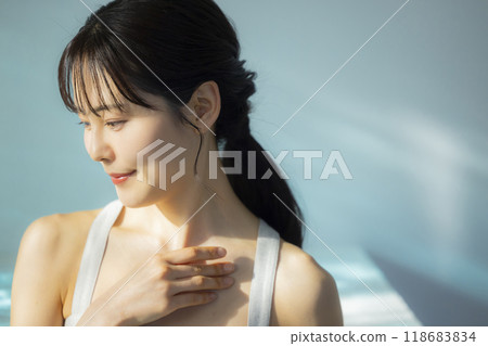 Woman taking care of her body 118683834