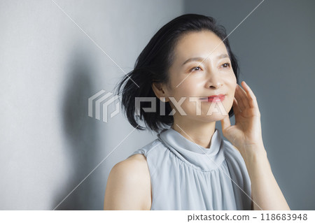 盛裝打扮的中年婦女 118683948