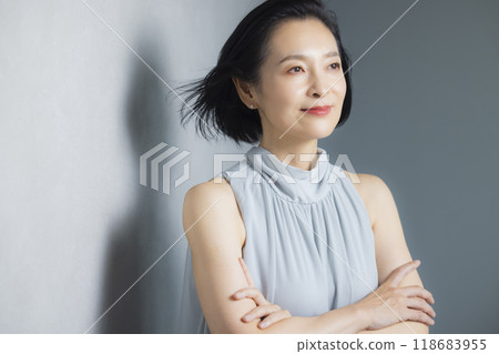 盛裝打扮的中年婦女 118683955
