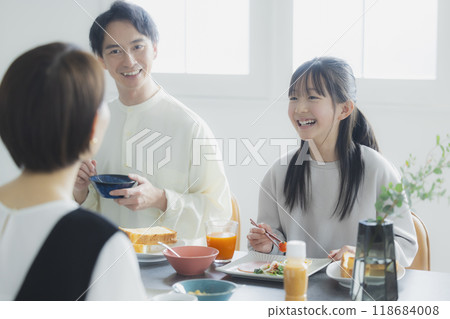 Image of a family dinner table Image of a family dinner table 118684008