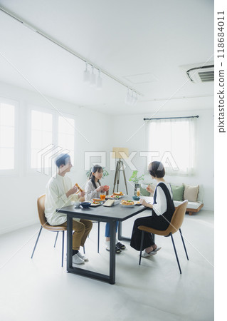 Image of a family dinner table 118684011