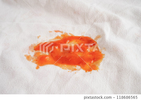 Dirty spicy sauce stain on cloth to wash with washing powder, cleaning housework. 118686565