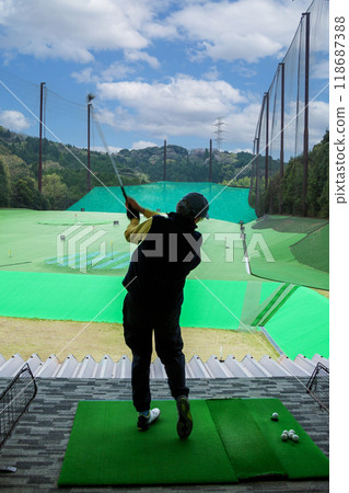 老人在山裡的高爾夫練習場揮桿 老人在山裡的高爾夫練習場揮桿 118687388