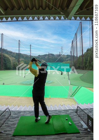 老人在山裡的高爾夫練習場揮桿 118687389