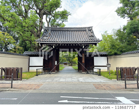 South entrance of the former Fujita residence park (Former Fujita residence gardens. Amijimacho, Miyakojima-ku, Osaka City) South entrance of the former Fujita residence park (Former Fujita residence gardens. Amijimacho, Miyakojima-ku, Osaka City) 118687757