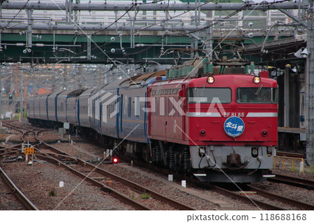 由EF81-88牽引的臥舖特快列車「北斗星號」長途跋涉抵達大宮站_攝於2009年8月18日 118688168