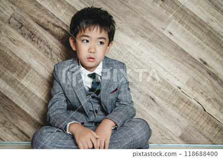 5歲的孩子穿著西裝 118688400