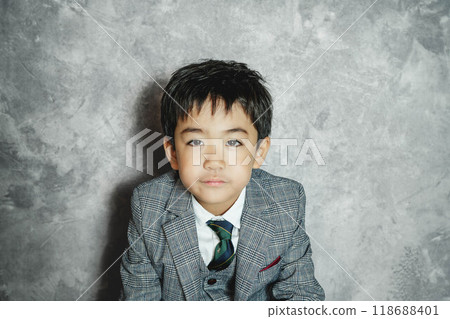 5歲的孩子穿著西裝 118688401