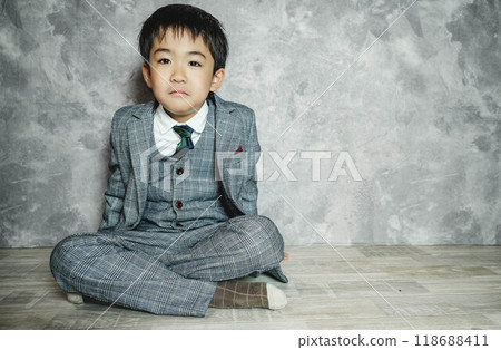 5-year-old child sitting in a suit 118688411