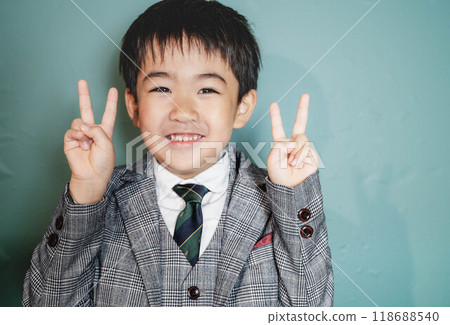6歲的孩子看起來很高興 6歲的孩子看起來很高興 118688540