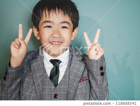 6歲的孩子看起來很高興 6歲的孩子看起來很高興 118688541