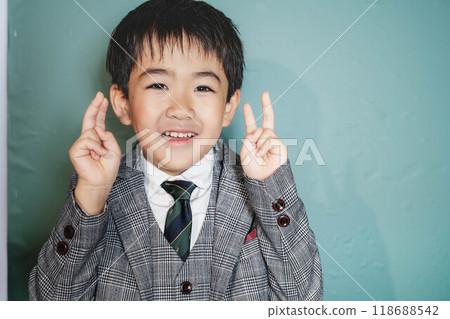 6歲的孩子看起來很高興 6歲的孩子看起來很高興 118688542
