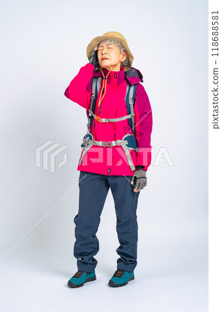 一位身穿登山服的老年婦女感到頭暈的全身照片 一位身穿登山服的老年婦女感到頭暈的全身照片 118688581