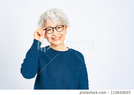 Senior woman with glasses 118688605