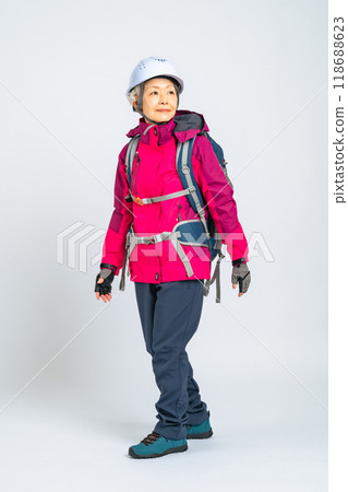 一位老年婦女戴著頭盔行走的全身照片 一位老年婦女戴著頭盔行走的全身照片 118688623