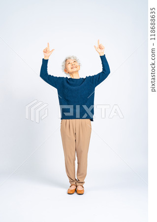 一名高級女性向上指著呼籲的全身照片 118688635