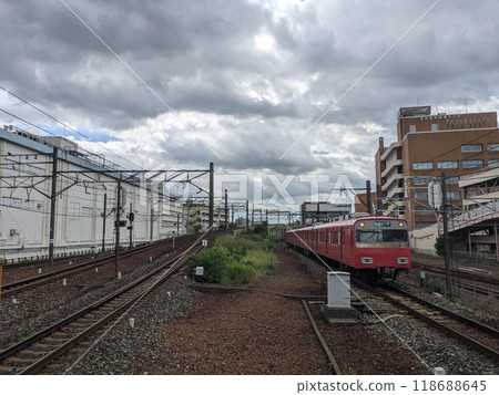 Meitetsu 6500 series Iron Mask entering platform 4 at Meitetsu Jingumae Station 118688645
