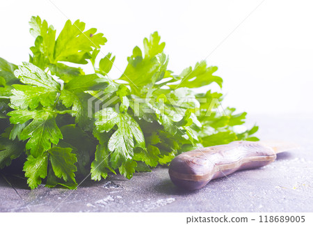 Fresh parsley on the table. Green parsley. Fresh parsley on the table. Green parsley. 118689005