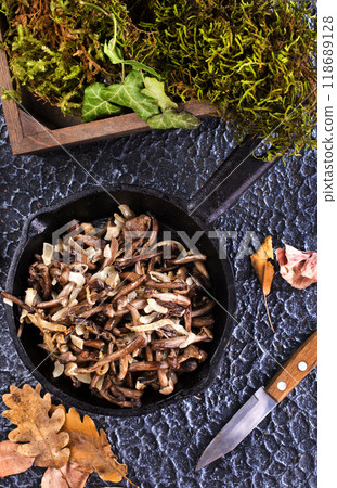 honey mushrooms, fried honey mushrooms in a frying pan 118689128