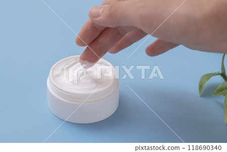 Use skin creams. Skin care, moisturizing, dry skin care, medicines, cosmetics, etc. Use skin creams. Skin care, moisturizing, dry skin care, medicines, cosmetics, etc. 118690340
