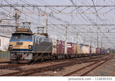 A freight train (3075 train) hauled by EF66-32 running on the Tokaido freight line_Photo taken on March 3, 2010 A freight train (3075 train) hauled by EF66-32 running on the Tokaido freight line_Photo taken on March 3, 2010 118690391