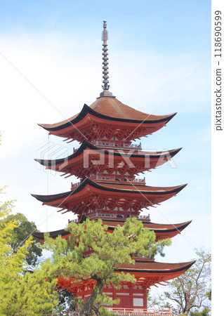 Itsukushima Shrine's five-story pagoda and autumn leaves 118690599