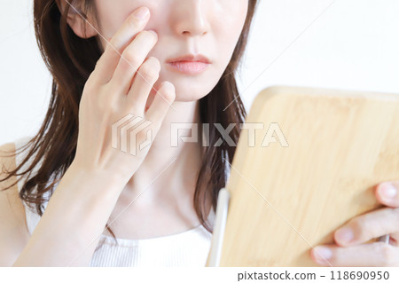 女人看著鏡子皮膚護理 118690950