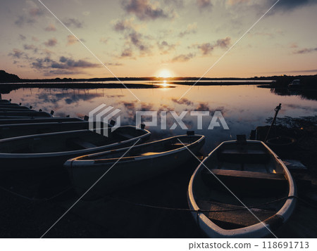 黎明時分的湖景 黎明時分的湖景 118691713