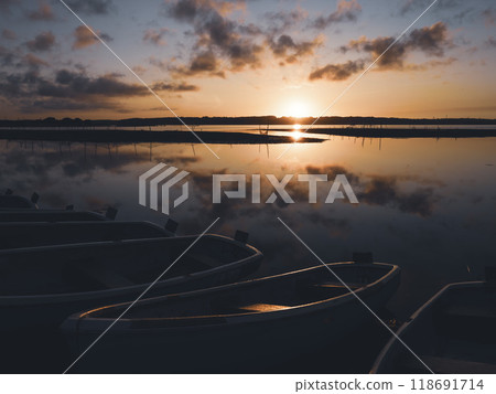 黎明時分的湖景 118691714