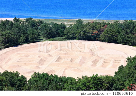[Kagawa Prefecture] Zenigata sand painting seen from the Zenigata Observatory on a clear day (Kotohiki Park) 118693610