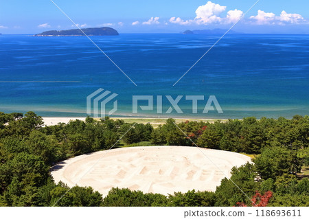 [Kagawa Prefecture] Zenigata sand painting seen from the Zenigata Observatory on a clear day (Kotohiki Park) 118693611