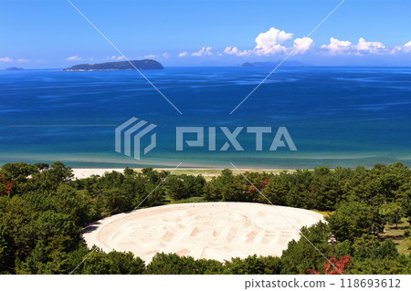[Kagawa Prefecture] Zenigata sand painting seen from the Zenigata Observatory on a clear day (Kotohiki Park) 118693612