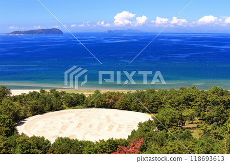 [Kagawa Prefecture] Zenigata sand painting seen from the Zenigata Observatory on a clear day (Kotohiki Park) 118693613