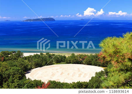 [Kagawa Prefecture] Zenigata sand painting seen from the Zenigata Observatory on a clear day (Kotohiki Park) 118693614