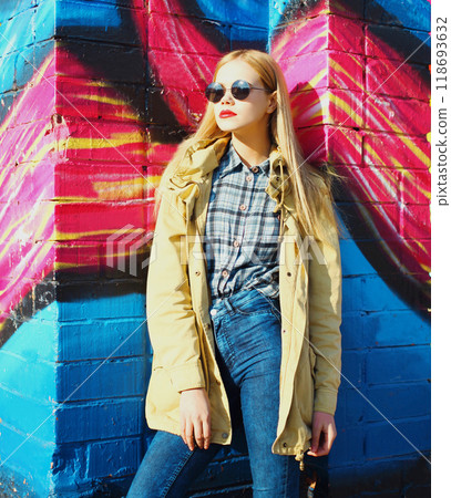 Fashion portrait beautiful blonde young woman posing in city 118693632