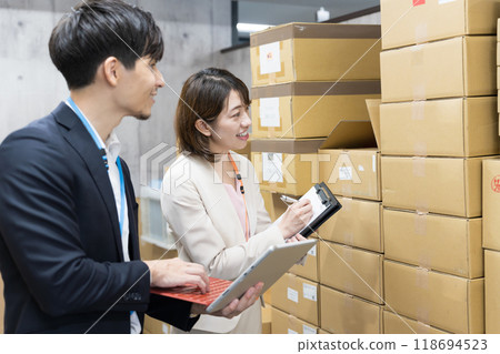 員工在倉庫檢查產品 員工在倉庫檢查產品 118694523