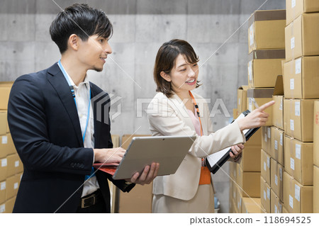 員工在倉庫檢查產品 118694525