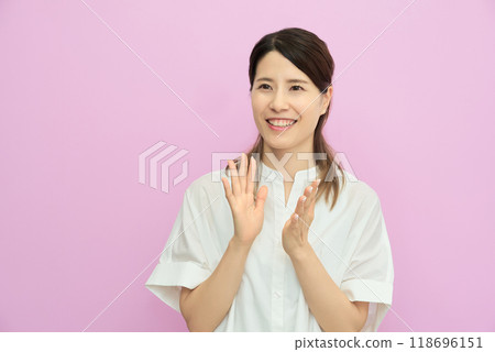 young woman clapping 118696151