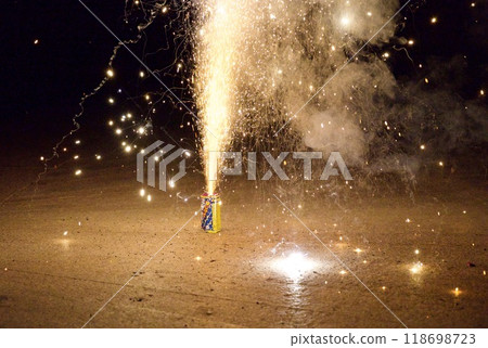 Image of erupting fireworks 118698723