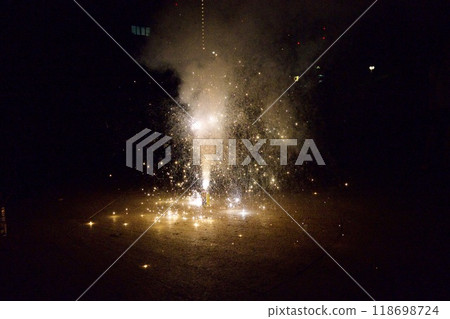 Image of erupting fireworks 118698724